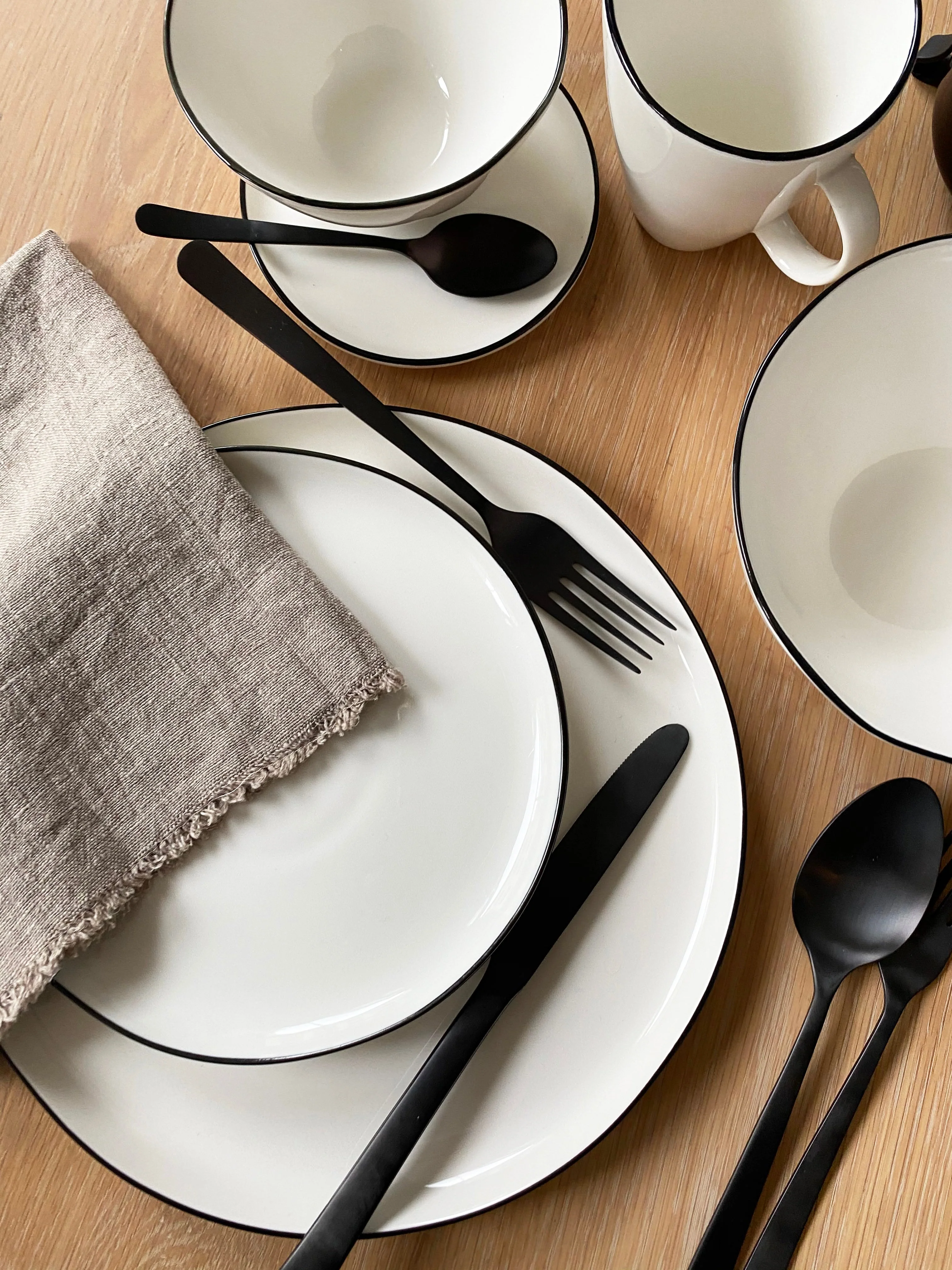 Abbesses Large Plate Black Rim - Set of 4 - Image 3